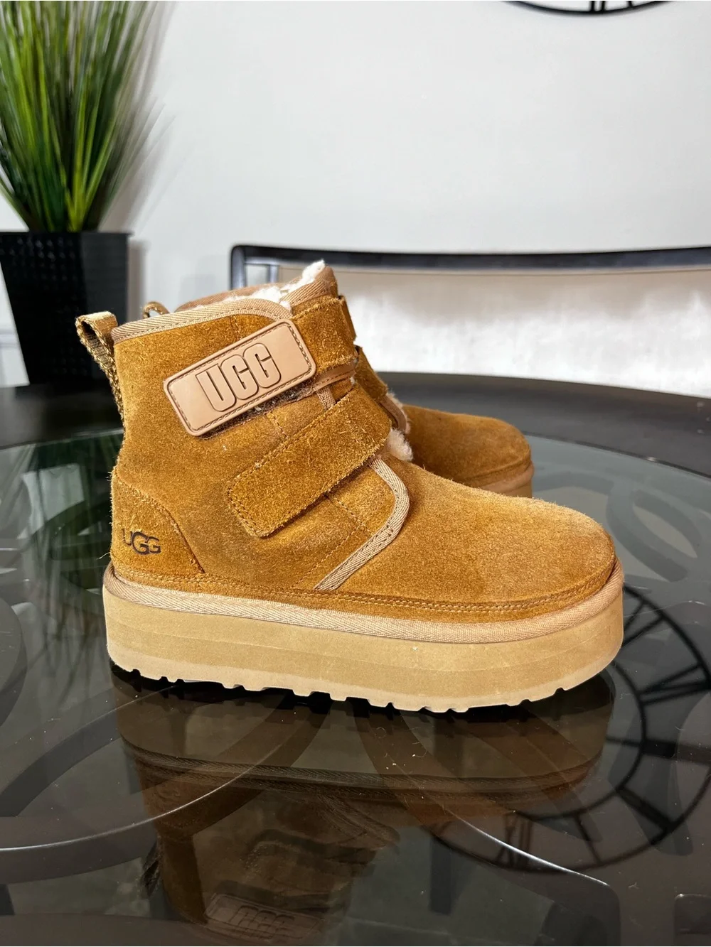 UGG Neumel Platform boots Chestnut Kids Sz 2